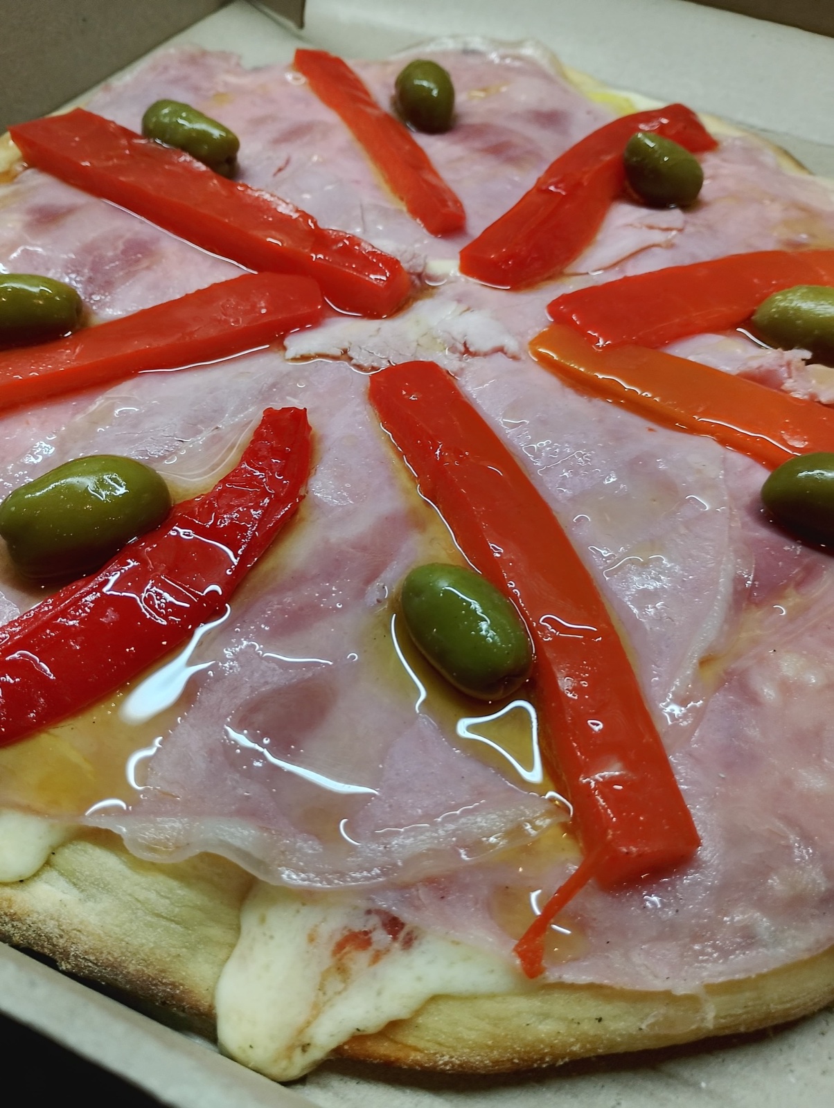 Jamón, morrones y aceitunas