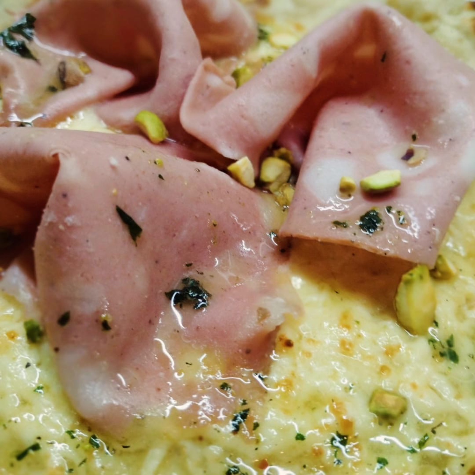 Mortadela y pistachos